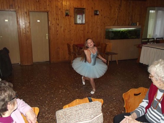 WB 4 Weihnachtsfeier mit besonderem Ballett-Tanz (Foto: Thomas Leipold) WB 4 Weihnachtsfeier mit besonderem Ballett-Tanz (Foto: Thomas Leipold)