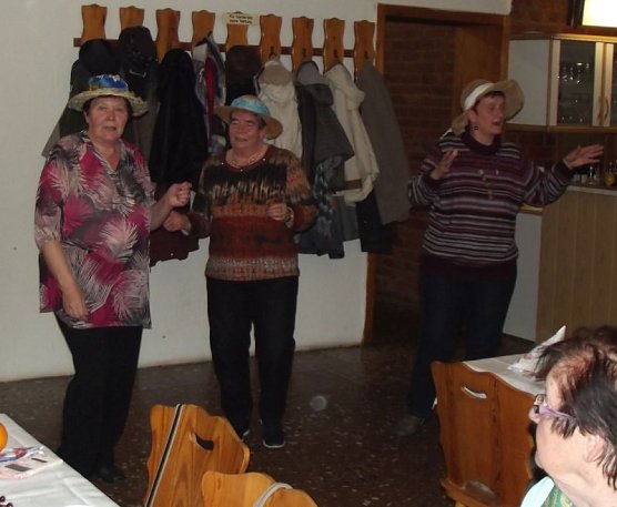 WB 4 Weihnachtsfeier mit besonderem Ballett-Tanz (Foto: Thomas Leipold) WB 4 Weihnachtsfeier mit besonderem Ballett-Tanz (Foto: Thomas Leipold)