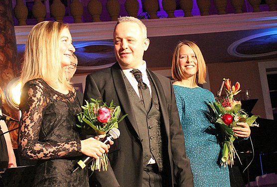 Stehende Ovationen im Achteckhaus (Foto: Karl-Heinz Herrmann) Stehende Ovationen im Achteckhaus (Foto: Karl-Heinz Herrmann)