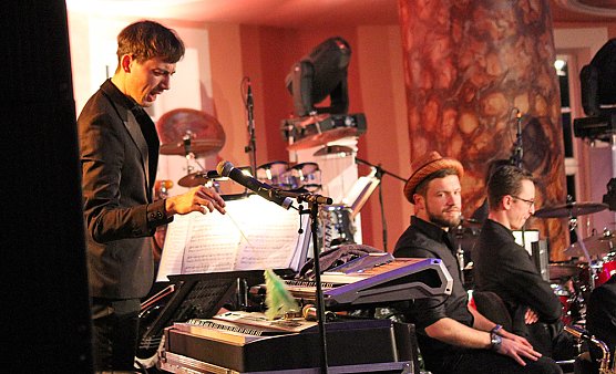 Stehende Ovationen im Achteckhaus (Foto: Karl-Heinz Herrmann) Stehende Ovationen im Achteckhaus (Foto: Karl-Heinz Herrmann)