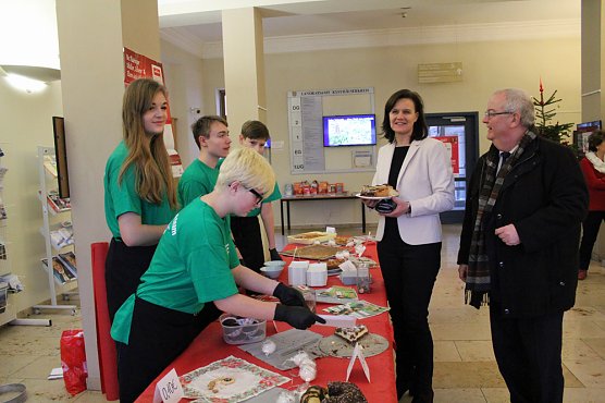 Kuchenbasar im Landratsamt (Foto: Karl-Heinz Herrmann)