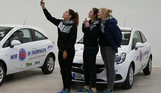 Schnell noch ein Selfie mit den neuen Flitzern (Foto: AHP)