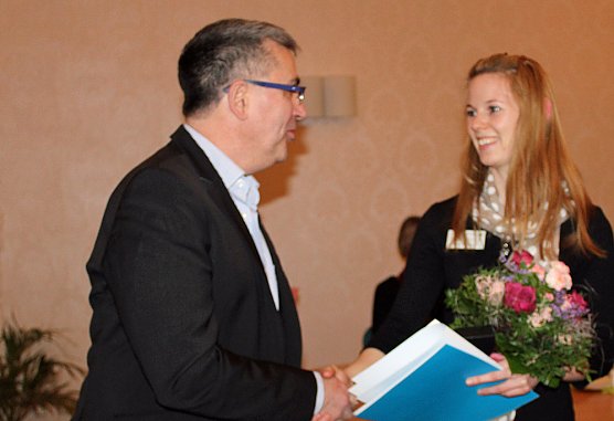 Azubi im Kreisausschuss gratuliert (Foto: Karl-Heinz Herrmann) Azubi im Kreisausschuss gratuliert (Foto: Karl-Heinz Herrmann)