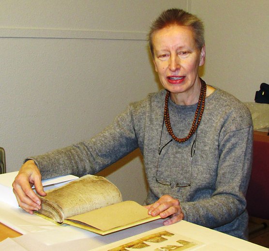 Arterner Heimatverein ließ 438 Jahre altes Buch sanieren (Foto: Andreas Schmölling) Arterner Heimatverein ließ 438 Jahre altes Buch sanieren (Foto: Andreas Schmölling)