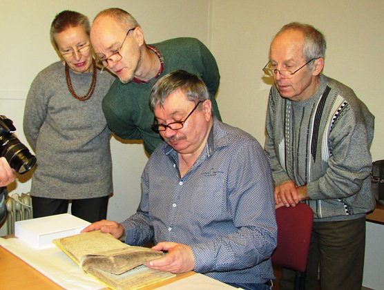 Arterner Heimatverein ließ 438 Jahre altes Buch sanieren (Foto: Andreas Schmölling) Arterner Heimatverein ließ 438 Jahre altes Buch sanieren (Foto: Andreas Schmölling)