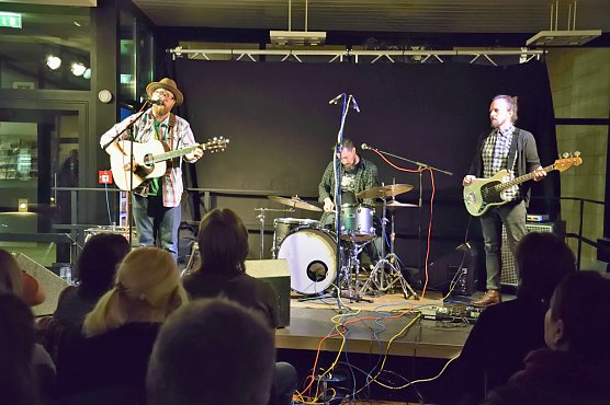 Unterhaltsamer Konzert-Abend mit spielfreudigen und gut aufgelegten Musikern (Foto: Fred B&ouml;hme)