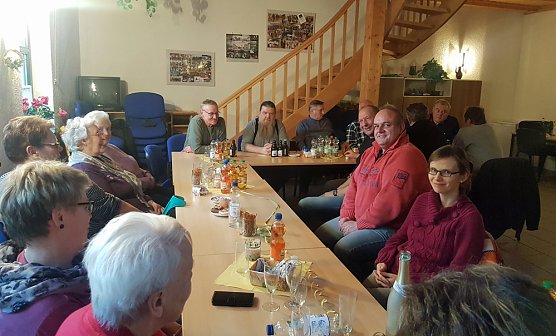 B&uuml;rgermeisterkandidat Steffen Gr&ouml;bel beim Seniorennachmittag in Gundersleben (Foto: privat)