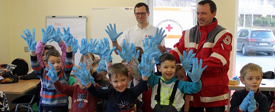 Erste Hilfe &Uuml;bung f&uuml;r Kindergartenkinder (Foto: Karl-Heinz Herrmann)