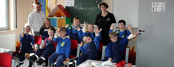 Junge Feuerwehrleute bei DRK-Ausbildung (Foto: Karl-Heinz Herrmann)