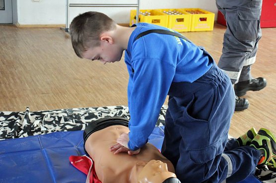 Junge Feuerwehrleute bei DRK-Ausbildung (Foto: Karl-Heinz Herrmann)