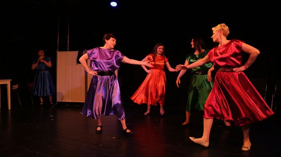 Die Aufgehende Blüte - ein Blumentanz aus Tschetschenien (Foto: Angelo Glashagel) Die Aufgehende Blüte - ein Blumentanz aus Tschetschenien (Foto: Angelo Glashagel)