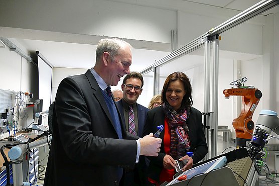 Europaabgeordneter und Landrätin besuchten ICS in Roßleben (Foto: Landratsamt Kyffhäuserkreis) Europaabgeordneter und Landrätin besuchten ICS in Roßleben (Foto: Landratsamt Kyffhäuserkreis)