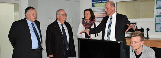 Der besondere runde Ordner für den Wirtschaftsminister (Foto: Karl-Heinz Herrmann) Der besondere runde Ordner für den Wirtschaftsminister (Foto: Karl-Heinz Herrmann)