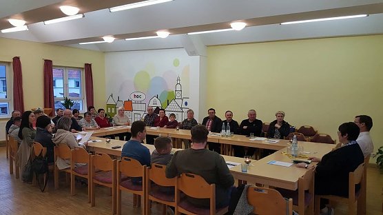 Ein Informationsabend in der Begegnungsst&auml;tte "Kontakt" (Foto: Sp&auml;taussiedlerinitiative "Kontakt")