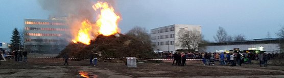 Stimmung beim Osterfeuer mit Hindernissen (Foto: Karl-Heinz Herrmann)