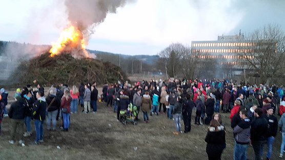 Stimmung beim Osterfeuer mit Hindernissen (Foto: Karl-Heinz Herrmann)