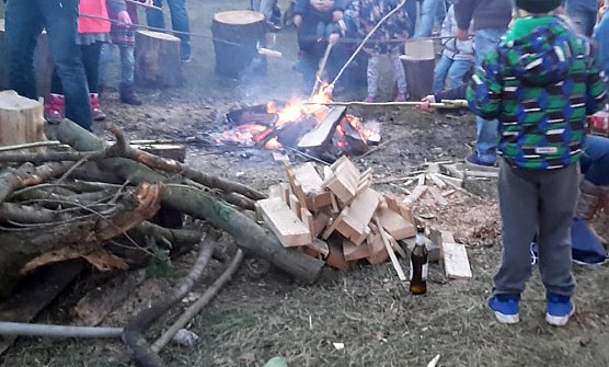 Stimmung beim Osterfeuer mit Hindernissen (Foto: Karl-Heinz Herrmann)