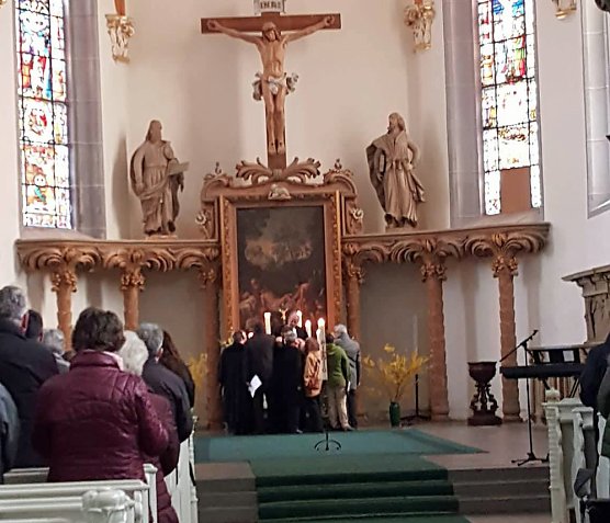 Ostereiersuche im Pfarrgarten. (Foto: Spätaussiedlerinitiative "Kontakt") Ostereiersuche im Pfarrgarten. (Foto: Spätaussiedlerinitiative "Kontakt")