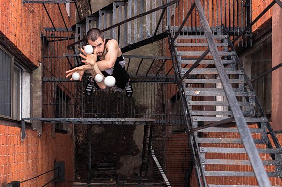 Wes Peden produziert neue, faszinierende Tricks am Flie&szlig;band - am 5. Mai wird er mit "Zebra" in Nordhausen zu sehen sein (Foto: Avi Pryntz Nadworny)