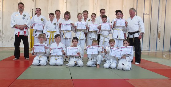 Kampfkunstpr&uuml;fungen erfolgreich bestanden. (Foto: Werner Bank)