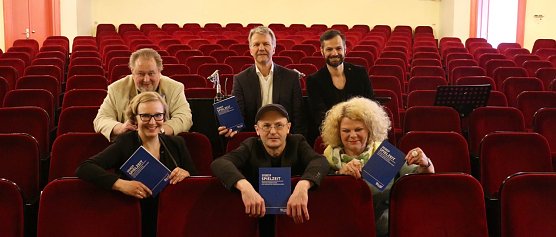 v.l.: Daniela Bethge, Michael Helmrath, die Intendanten Daniel Klajner und Steffen Menschling sowie Ivan Alboresi und Annette Leistenschneider (Foto: Angelo Glashagel)