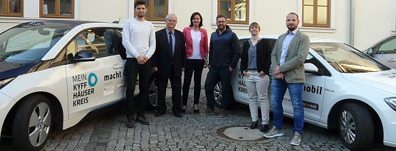 Mitarbeiter im Landratsamt testen Elektroautos (Foto: Landratsamt Kyffhäuserkreis) Mitarbeiter im Landratsamt testen Elektroautos (Foto: Landratsamt Kyffhäuserkreis)