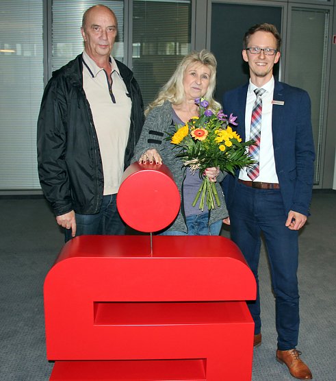 Sondersh&auml;userin gewinnt einen MINI One (Foto: Kyffh&auml;usersparkasse)