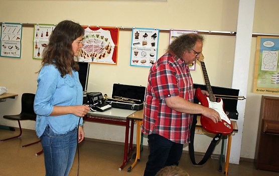 Mit viel Spaß Instrumente getestet (Foto: Karl-Heinz Herrmann) Mit viel Spaß Instrumente getestet (Foto: Karl-Heinz Herrmann)