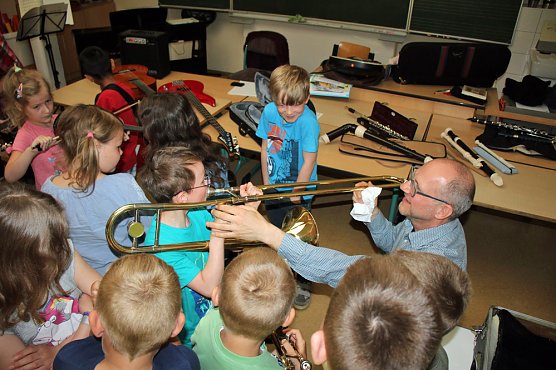 Mit viel Spaß Instrumente getestet (Foto: Karl-Heinz Herrmann) Mit viel Spaß Instrumente getestet (Foto: Karl-Heinz Herrmann)