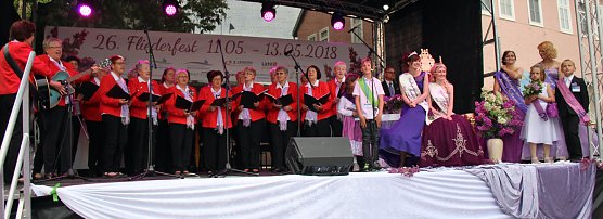 Fliederprinzessin in Amt eingef&uuml;hrt (Foto: Karl-Heinz Herrmann)