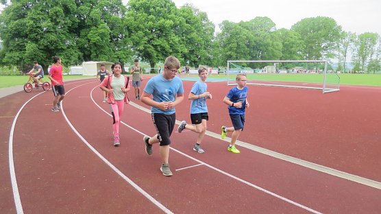 Regelschüler liefen 688 Kilometer für ihre Schule (Foto: Uwe Rüdiger) Regelschüler liefen 688 Kilometer für ihre Schule (Foto: Uwe Rüdiger)