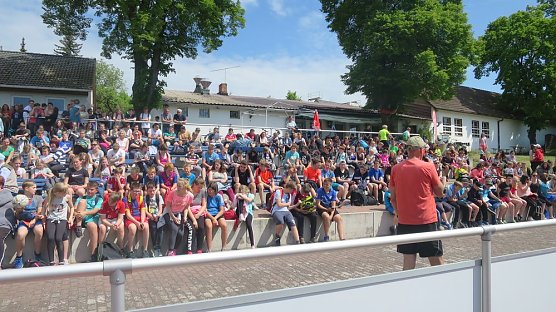 Regelschüler liefen 688 Kilometer für ihre Schule (Foto: Uwe Rüdiger) Regelschüler liefen 688 Kilometer für ihre Schule (Foto: Uwe Rüdiger)