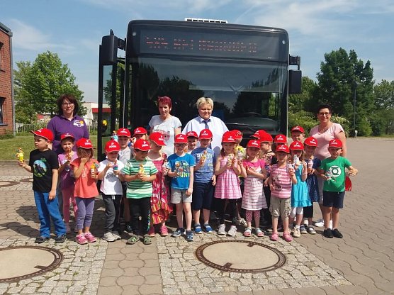 ABC-Sch&uuml;tzen &uuml;ben zuk&uuml;nftigen Schulweg (Foto: Landratsamt Kyffh&auml;userkreis)
