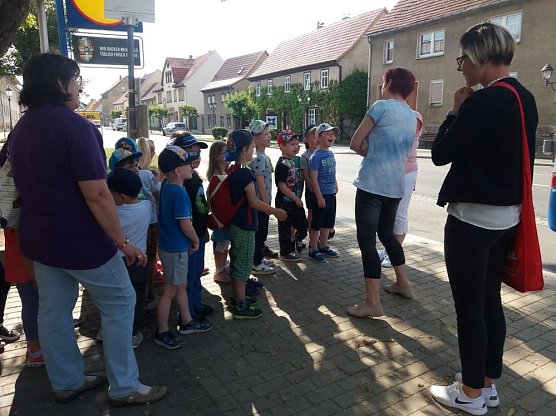 ABC-Sch&uuml;tzen &uuml;ben zuk&uuml;nftigen Schulweg (Foto: Landratsamt Kyffh&auml;userkreis)