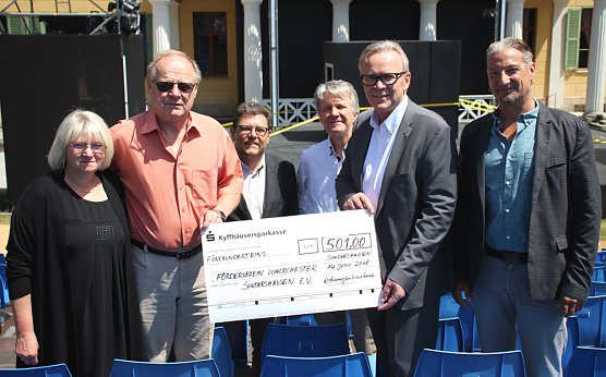 Spende für Förderverein Loh-Orchester Sondershausen (Foto: Karl-Heinz Herrmann) Spende für Förderverein Loh-Orchester Sondershausen (Foto: Karl-Heinz Herrmann)