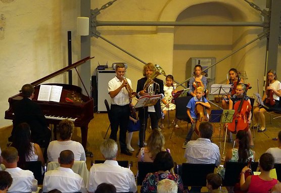 Junge K&uuml;nstler in der Cruciskirche (Foto: Edith Baars)