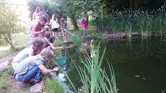 Praktischer Unterricht auf dem Abenteuerspielplatz (ASP) (Foto: Stadtjugendring) Praktischer Unterricht auf dem Abenteuerspielplatz (ASP) (Foto: Stadtjugendring)