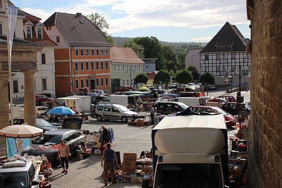 Fr&uuml;her Vogel macht das Schn&auml;ppchen (Foto: Karl-Heinz Herrmann)
