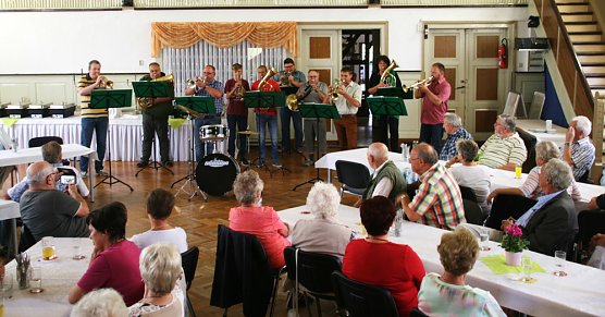 Deftige Blasmusik f&uuml;r die Alterskameraden. (Foto: G&uuml;nter Herting)
