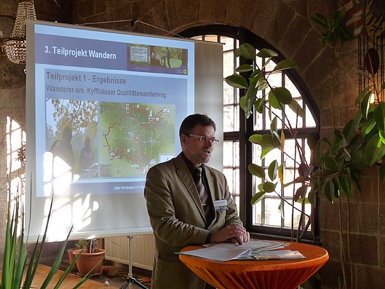 Besucherbefragung am Kyffhäuser (Foto: Karl-Heinz Herrmann) Besucherbefragung am Kyffhäuser (Foto: Karl-Heinz Herrmann)