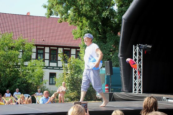 Publikumsmagnet Bademodenschau (Foto: Karl-Heinz Herrmann)