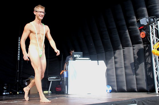 Publikumsmagnet Bademodenschau (Foto: Karl-Heinz Herrmann)