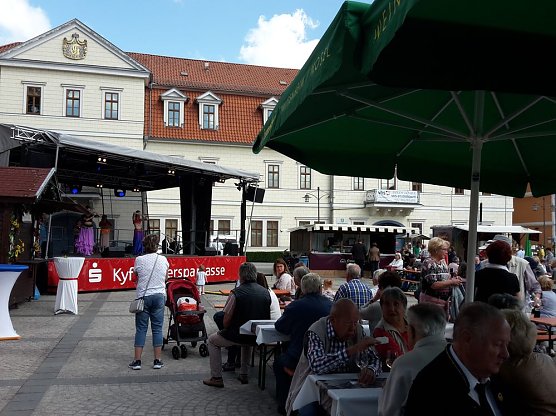 Mit Wein in den neuen Tag (Foto: Karl-Heinz Herrmann)