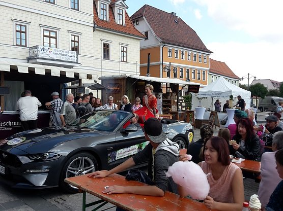 Mit Wein in den neuen Tag (Foto: Karl-Heinz Herrmann)