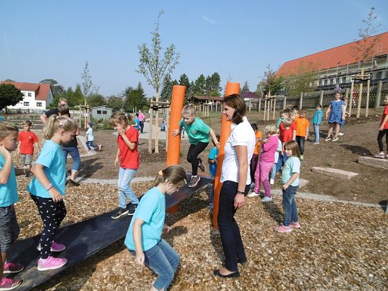 &Uuml;bergabe Au&szlig;enanlage der Grundschule Bottendorf (Foto: Landratsamt Kyffh&auml;userkreis)