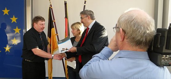 Lizenz &uuml;bergeben (Foto: TLM)