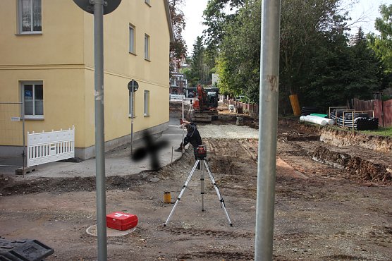 Vom Baufortschritt &uuml;berrollt (Foto: Karl-Heinz Herrmann)