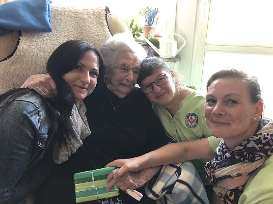 Klara Lubnow feierte 102.Geburtstag (Foto: VOLKSSOLIDARITÄT Saale-Kyffhäuser e.V.) Klara Lubnow feierte 102.Geburtstag (Foto: VOLKSSOLIDARITÄT Saale-Kyffhäuser e.V.)