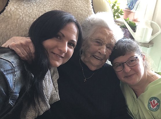 Klara Lubnow feierte 102.Geburtstag (Foto: VOLKSSOLIDARITÄT Saale-Kyffhäuser e.V.) Klara Lubnow feierte 102.Geburtstag (Foto: VOLKSSOLIDARITÄT Saale-Kyffhäuser e.V.)