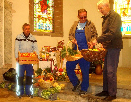 Erntedankgaben an Tafel Artern &uuml;bergeben (Foto: Peter Zimmer)